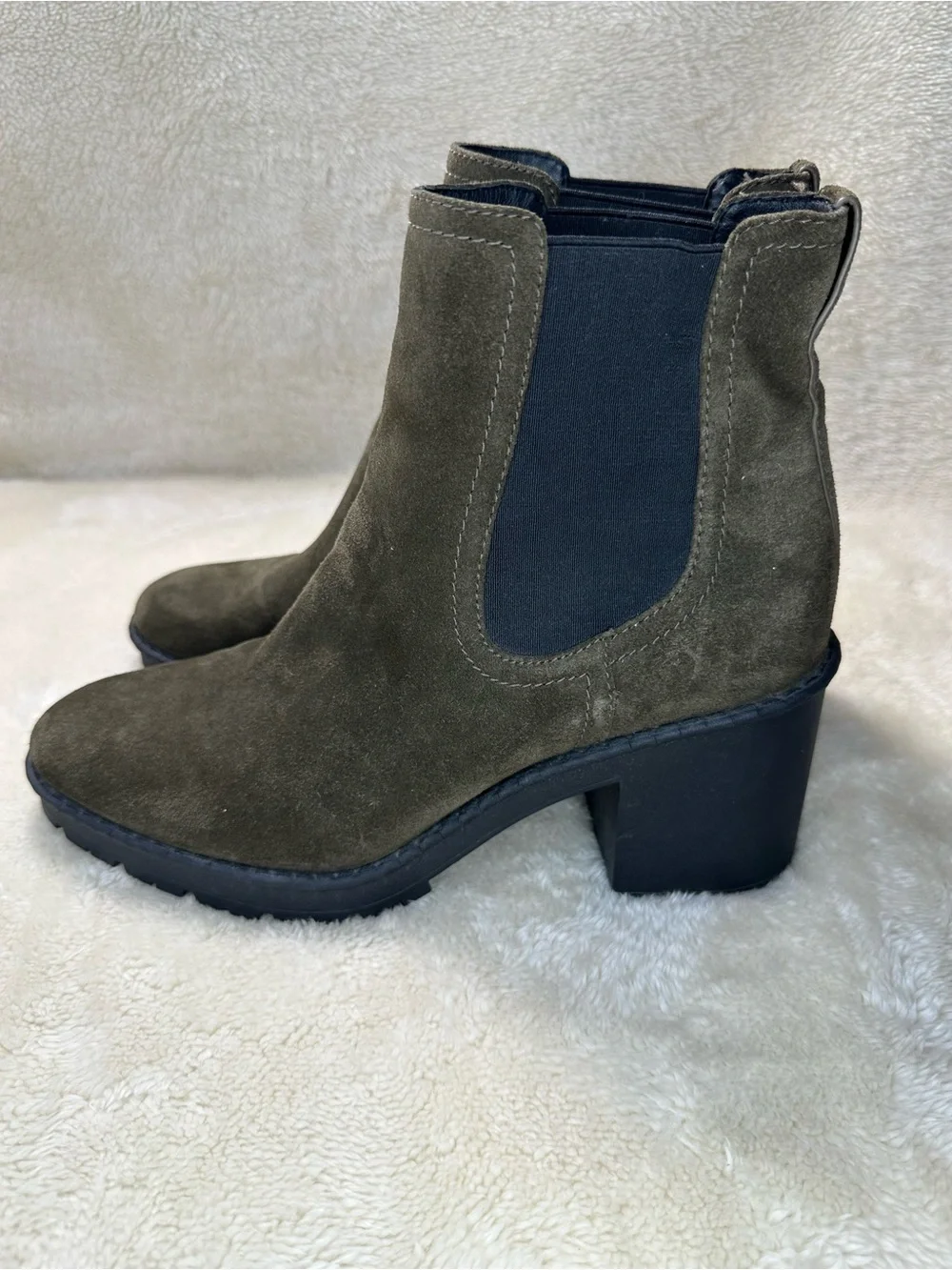 Vince Henderson weatherproof suede Chelsea boots in a dark olive green Size 9.5
